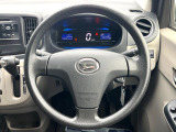 インテリアに合わせたデザインのステアリングは、運転される方のことも考え、運転しやすい形状、大きさです。是非一度、実際に触ってお確かめください。