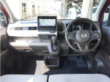 視界広々で非常に運転しやすくロングドライブでも疲れを感じさせないすっきりとまとまったインパネ周りです。