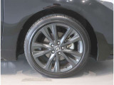 純正のアルミホイール装着車です。タイヤサイズは215/45R17です。