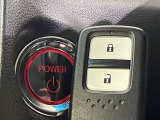 【Hondaスマートキー】カバンやポケットに入れたままでもドアの施錠・解錠が可能なスマートキーを装備。エンジンのオン・オフ時もカギを取り出す必要が無いからとっても便利です♪