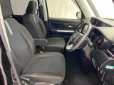 ゆったりと座れる運転席シートですのでストレスなく運転が出来ますよ!