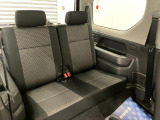 【リアシート】後部座席は広くはありませんが短距離の移動にはちょうどいいです。機能性と収納性が優先された設計となっております。