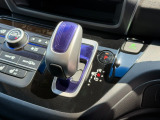 ハイブリッド車特有の小型セレクトノブは軽いタッチでスマートに操作できます!