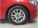 純正のアルミホイール装着車です。タイヤサイズは185/65R15です。