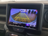 リバースギアに入れるだけで後方の表示へ切り替わります。夜間や雨の日の駐車も楽になりますよ。