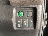 Hondaセンシング用の、VSA(ABS+TCS+横滑り抑制)解除とレーンキープアシストシステムのメインスイッチなどはハンドルの右側に装備しています。燃費に役立つECONボタンもここです。