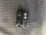 スマートキーは鍵をバッグに入れたままでもドアロックの開閉やエンジンのON・OFFができます。夜間や雨の日も鍵を探さなくて良いので便利です。