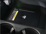 ◆ワイヤレス充電器◆ワイヤレス充電規格Qiに適合した機器を充電エリアに置くことで使用できます。