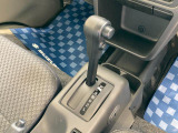 使いやすいフロアシフト採用で、運転する方の年代を選びません。