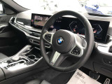 【ハンドル】ドライバーとBMW車の一体感がダイレクトに伝わるステアリングホイール。形状・太さへの拘りに加えて、操作性を高める為にスイッチ類も配置。クイックかつ安定のドライビングを体感下さい!
