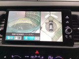 バックギアに入れますとご覧のような画像に自動的に切り替わります。車庫入れ時に役立ちます。