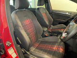 「GTI」専用のロゴ入りシート!シート表皮は伝統のタータンチェック模様です!