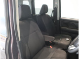 高いホールド性で運転姿勢が安定します。長距離ドライブでも疲れにくいのが魅力です。快適なドライビングライフをお送りください♪