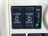 【両側パワースライドドア】スマートキーや運転席のスイッチで後席両側スライドドアの開閉が可能♪電動だから力を入れてドアを開ける必要が無く、小さなお子様でも簡単に開け閉めでき快適です♪