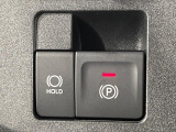 【電動パーキングブレーキ】パーキングブレーキは便利な電動式!ボタン一つで操作でき、アクセルを踏めば自動で解除されます♪レバーやペダルが無いので運転席廻りもすっきりしますね♪