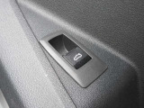 電動リアゲート装備です。バンパー下でのキックスイッチも装備されております。