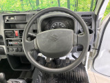 インテリアに合わせたデザインのステアリングは、運転される方のことも考え、運転しやすい形状、大きさです。是非一度、実際に触ってお確かめください。