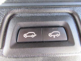 電動リアゲート装備です。バンパー下でのキックスイッチも装備されております。
