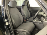 広い足元にゆったり座れるシートには肘掛けも装備しており長距離の運転でも疲れにくくなってます。女性でも運転がしやすいように、シートの高さ調整機能(シートリフター)がついています。