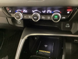 オートエアコンがついてます。左右独立で温度設定のできるデュアルオートエアコンです。パネル内のシートヒータースイッチは前席の左右別々に3段階で温度設定ができます。