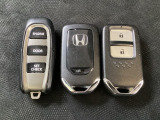 スマートキーを装備しています。鍵を差し込むことなくドアロックの開け閉めと、スタートボタン操作でのエンジンスタートができます。加えて、リモコンエンジンスターター用の操作キー(Aftermarket品)もついています。