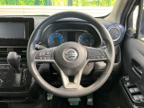 インテリアに合わせたデザインのステアリングは、運転される方のことも考え、運転しやすい形状、大きさです。是非一度、実際に触ってお確かめください。
