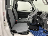【フロントシート】さまざまな体格の方が快適に運転ができるよう配慮したシートになっております。