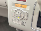 【オートエアコン】一度お好みの温度に設定すれば、車内の温度を検知し風量や温度を自動で調整。暑い…寒い…と何度もスイッチ操作をする必要はありません。快適な車内空間には必須の機能ですね♪