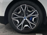 BMW純正22インチホイール。洗練されたデザインで、足元の個性を引き立てます。