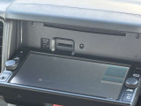 モニター部をスライドさせるとCD挿入口が出現します