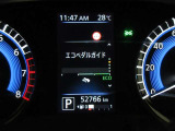 ディスプレイには、平均燃費、外気温、航続可能距離などの情報が表示されます。