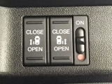 【両側パワースライドドア】両側がパワースライドドアになっており、運転席のスイッチやスマートキーでも開閉が可能です!開口部も広いので乗り降りも楽々♪