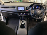 車内は光触媒抗菌消臭施工済です。インパネ周りはスタイリッシュなデザインです。グローブボックスやカップホルダーのほかにトレーなどたくさんの収納スペースが付いています。