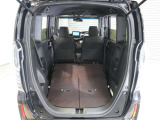 【トランクスルー機構】後席を前に倒してトランクルームとつなげ、長尺物の収納を可能にするトランクスルー機構も備えています。