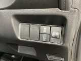ハンドルの右側にはヘットライトリベライザーとVSA(ABS+TCS+横滑り抑制)の解除スイッチがついています。ヘッドライトリベライザーは道路状況や積荷の加重に応じてライトの高さを調節できます。