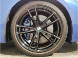 【BMWアロイホイル】軽量かつ強度に拘ったアロイホイル。走行性能ポテンシャルを引き出す設計。車の足元を引き締めてくれる大きなポイントはアロイホイルです。