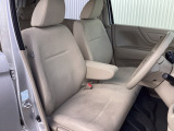 広い足元に肘掛けもついたゆったり座れるシートです。運転席と助手席の間が空いているため、助手席側への移動がスムーズです。交通量の多い道でも、助手席側から乗り降りができます。