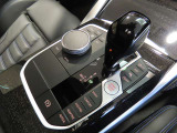 iDriveコントローラー。運転に集中しながら操作可能。