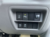 運転席のハンドル右奥側にまとめられたスイッチ群。一目で分かりやすく操作しやすいです。