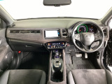 車内は光触媒抗菌消臭施工済です。インパネ周りはスタイリッシュなデザインです。グローブボックスやカップホルダーのほかにトレーなどたくさんの収納スペースが付いています。