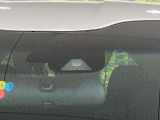 【ホンダセンシング】走行中に前方の車両等を認識し、衝突しそうな時は警報とブレーキで衝突回避と被害軽減をアシスト。より安全にドライブをお楽しみいただけます。
