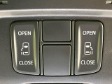 【両側パワースライドドア】スマートキーや運転席のスイッチで後席両側スライドドアの開閉が可能♪電動だから力を入れてドアを開ける必要が無く、小さなお子様でも簡単に開け閉めでき快適です♪