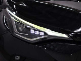 消費電力の少ないLEDヘッドランプを採用。ハイビームとロービームを自動で切替、夜間の歩行者などの早期発見をサポート。切替忘れを防ぐほか、手動操作の煩わしさも軽減します。