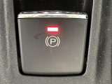 【電動パーキングブレーキ】パーキングブレーキを指先だけで操作可能です!力の弱い人にも安心してブレーキをかけていただけます!