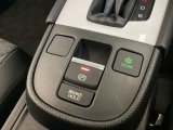 セレクトレバーの下に電子制御パーキングブレーキがあります。スイッチひとつで、停車した地点の傾斜などをシステムが検知・判断してブレーキ力を自動的に最適制御し、しっかり停車できるパーキングシステムです。