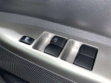 〈パワーウインドウスイッチ〉 運転席から全ての窓の開閉が可能です