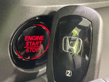 【Hondaスマートキー】カバンやポケットに入れたままでもドアの施錠・解錠が可能なスマートキーを装備。エンジンのオン・オフ時もカギを取り出す必要が無いからとっても便利です♪