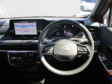 運転席廻りになります。ひじ掛けや収納など便利な装備がついてます!