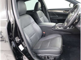 高いホールド性で運転姿勢が安定します。長距離ドライブでも疲れにくいのが魅力です。快適なドライビングライフをお送りください♪