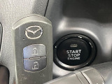 【アドバンストキー】カバンやポケットに入れたままでもドアの施錠・解錠が可能なスマートキーを装備。エンジンのオン・オフ時もカギを取り出す必要が無いからとっても便利です♪